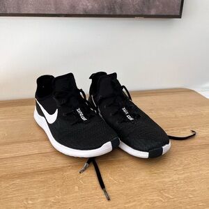 Nike Women’s TR 8 black running shoes size 6.5